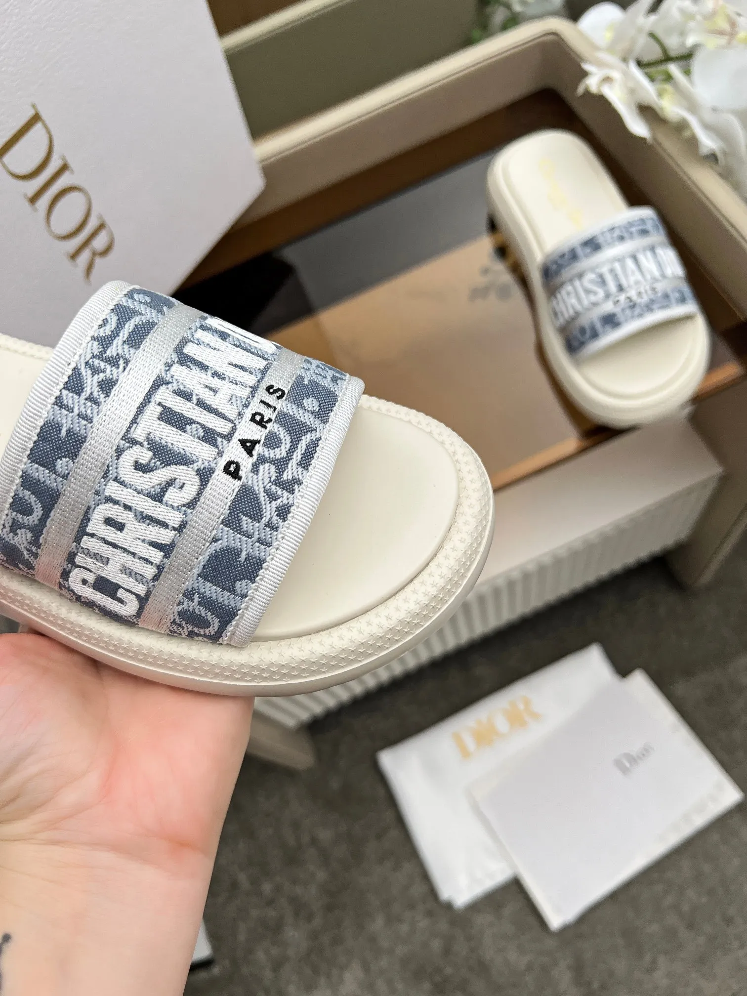 👟👟Ex-factory price 420👟👟 Dior high version slippers, 👏👏2025 new classic model 🔥Purchasing level qualityHigh-end thick-soled slippers in foreign countersHigh version with rust style💋———————————— Upper➕Inner: Original customized special electric embroidery material, Sole: Original mold 1.1 (lightweight) Bottom thickness: heel 5cm, forefoot 3cm, size 35-40 (with full set of packaging, cloth bag handbag, card instructions). You are welcome to place an order in advance, first come first served. Win-win cooperation.